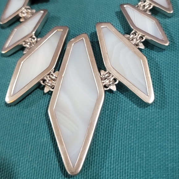 IRIDESCENT WHITE BANDED AGATE NECKLACE SILVER NWT - Picture 13 of 15